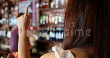 酒吧服务生在吧台与女顾客互动